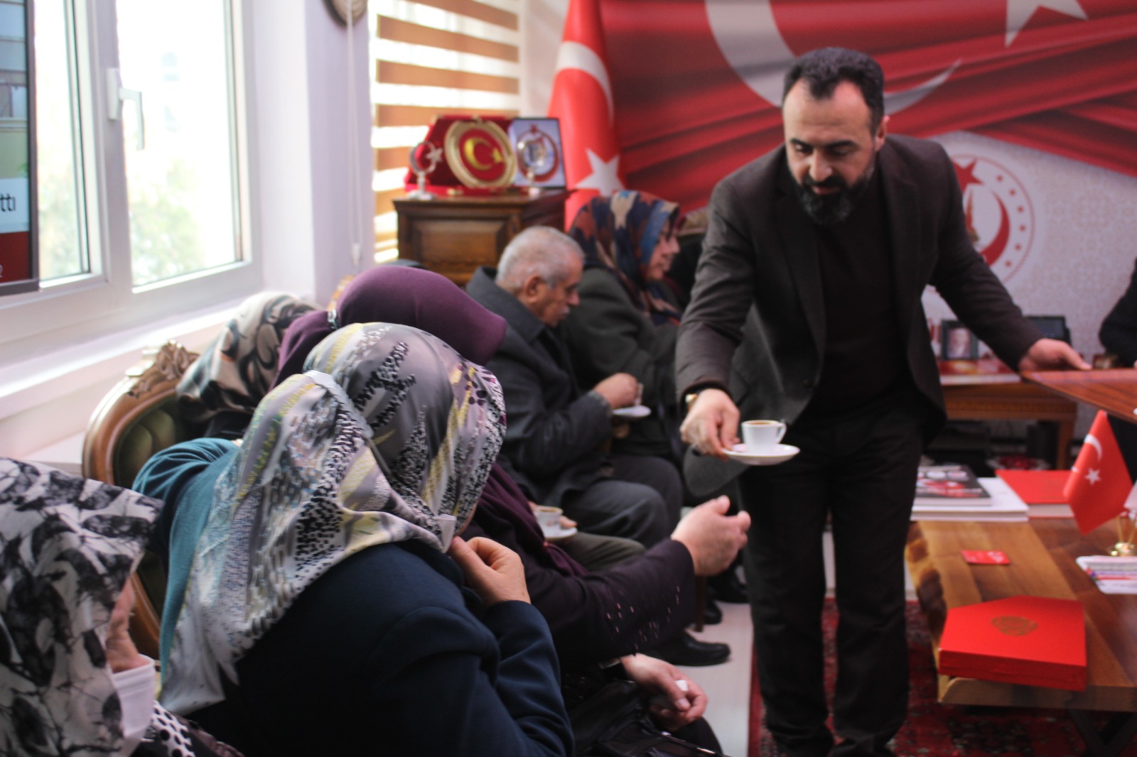 Aziz sehitlerimizin kiymetli ailelerini genel merkezimizde misafir ederek, fikir alis verisinde bulunduk. Her biri ayri birer kahraman olan sehitlerimizin hayatlarini dinledik.  Aziz Sehitlerimizin Aileleri ve Gazilerimiz kirmizi çizgimizdir.