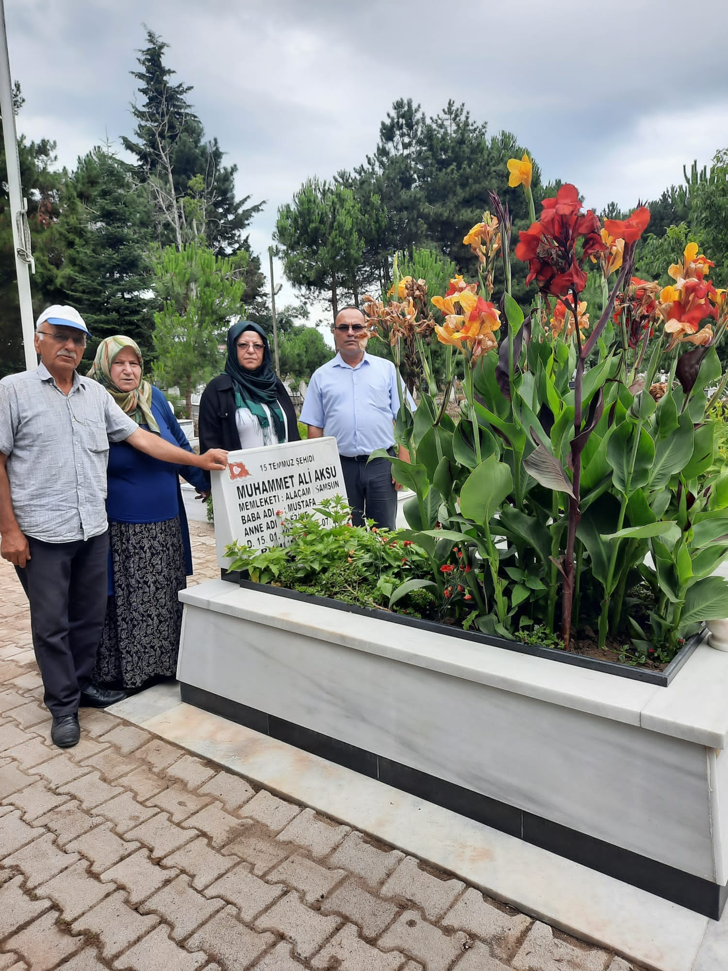 15 TEMMUZ SEHIDIMIZI KABRININ BASINDA DUALARIMIZLA ANDIK AILELERINI EVLERINDE ZIYARET ETTIK