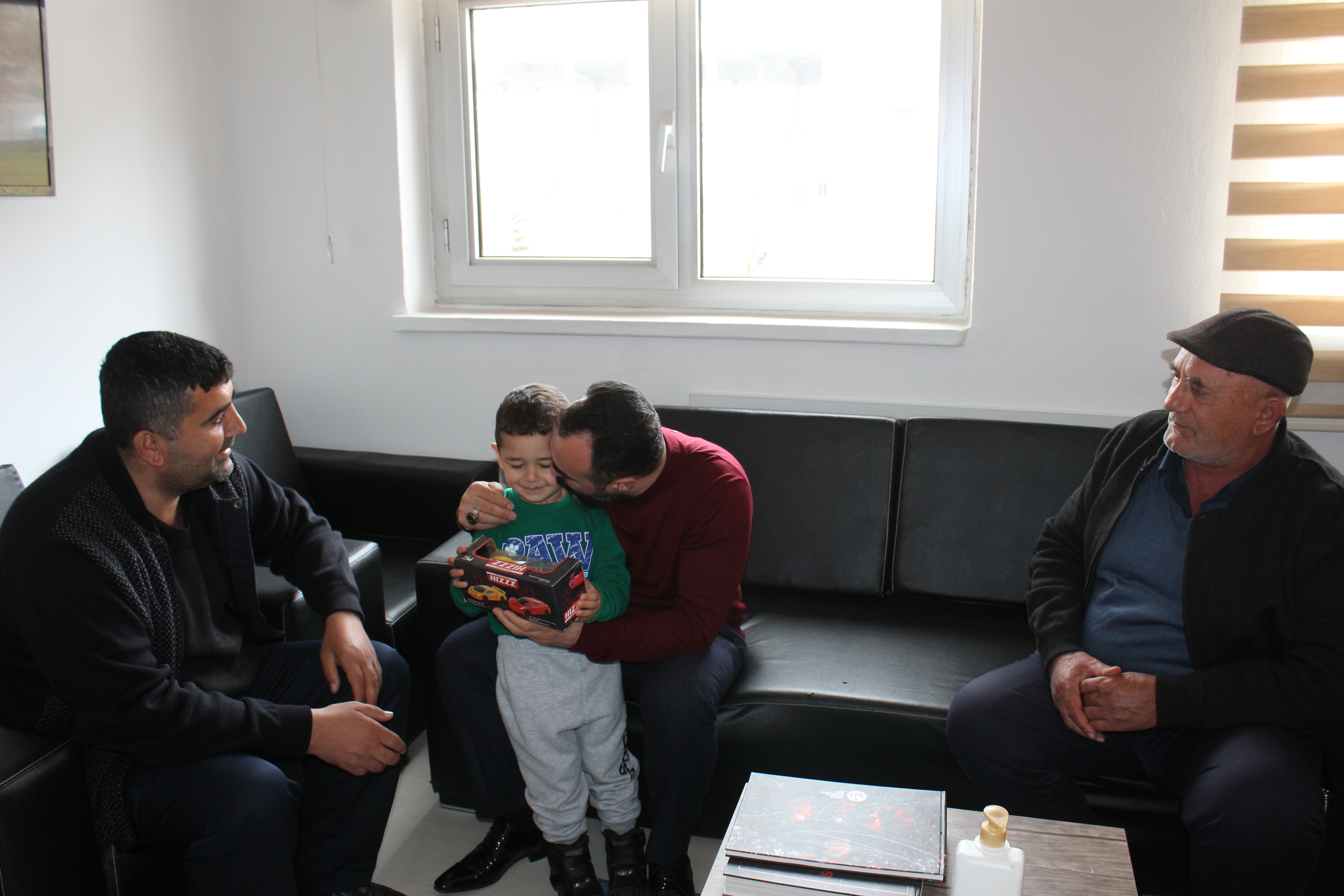 BÜNYAMIN DUYMAZ SEHIDIMIZIN KIYMETLI BABASI ARIF AMCA SEN BASIMIZIN TACISIN.KIYMETLI ZIYARETIN IÇIN TESEKKÜRLERIMIZI SUNARIZ.