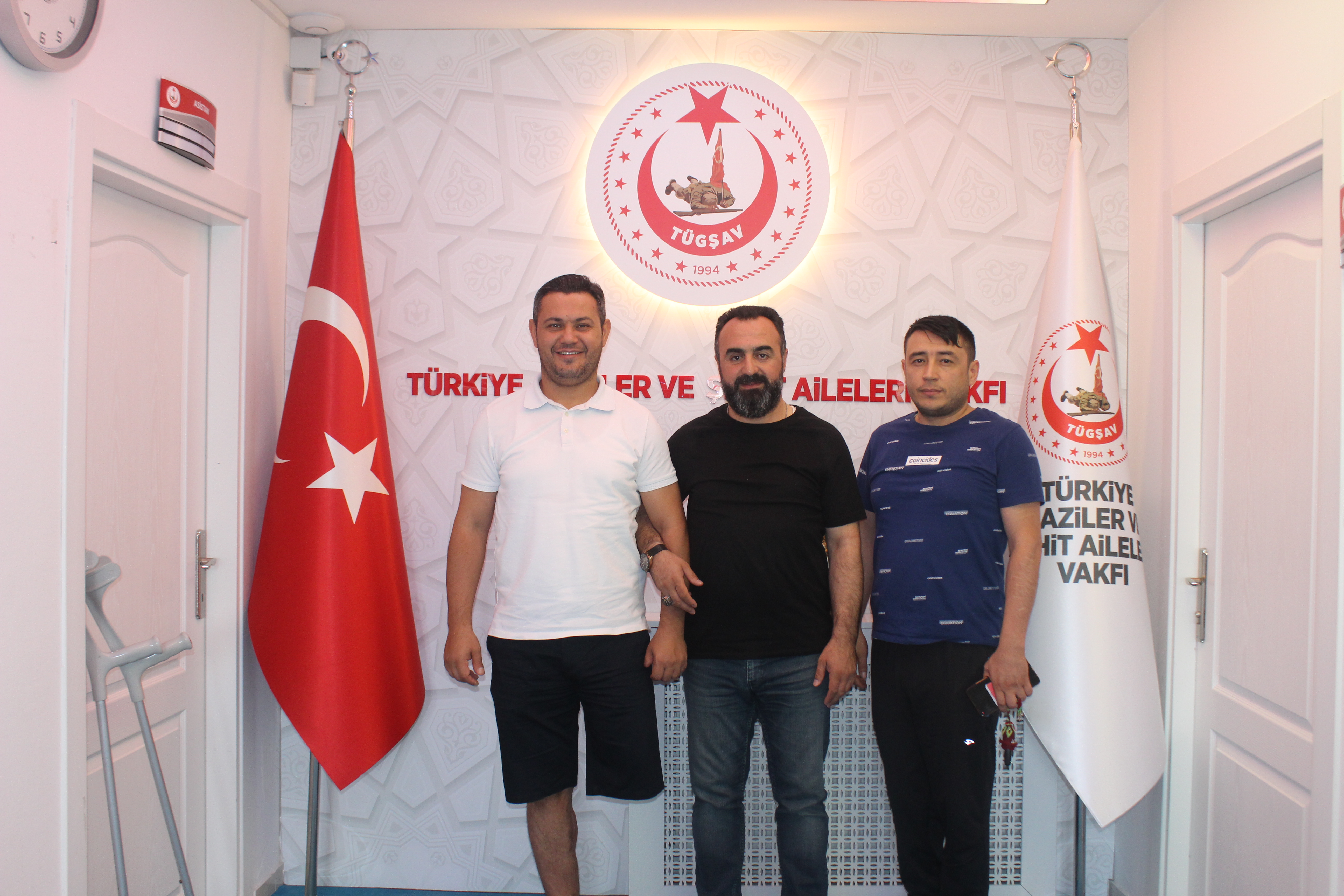 Terörle mücadele gazileri Ferat BOZKURT ile Recep VARIYENLI, Vakfimizi ziyaret ederek Genel Baskanimiz ile bir araya geldiler.Vatana sadece uzvumuz degil canimiz da feda olsun diyen yigitlerimize, nezaket ziyaretleri için tesekkür ederiz.