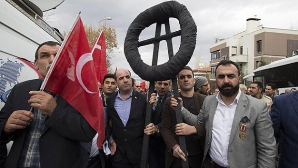 Lüksemburg'un Ankara Büyükelçiligi önünde protesto