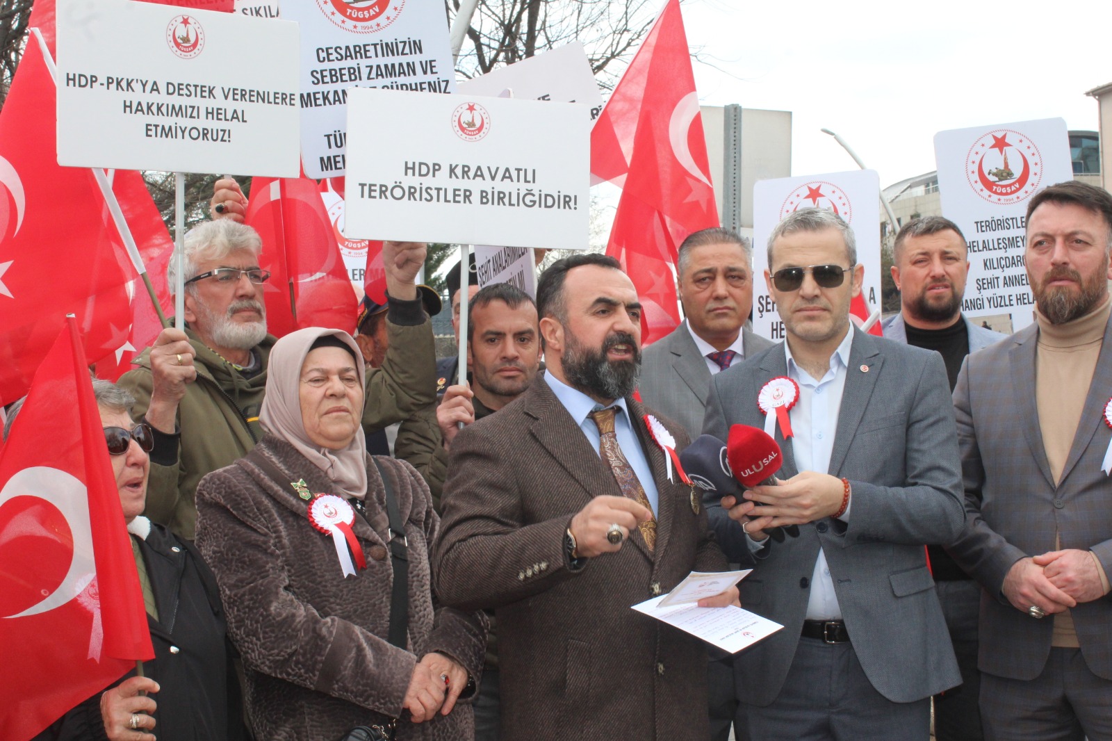 VATANIN ASLI SAHIPLERI OLAN SEHIT YAKINI VE GAZILER OLARAK,KOLTUK HIRSI IÇIN VATANIMIZIN TERÖRISTLERE PESKES ÇEKILMESINE IZIN VERMEDIK VE VERMEYECEGIZ...