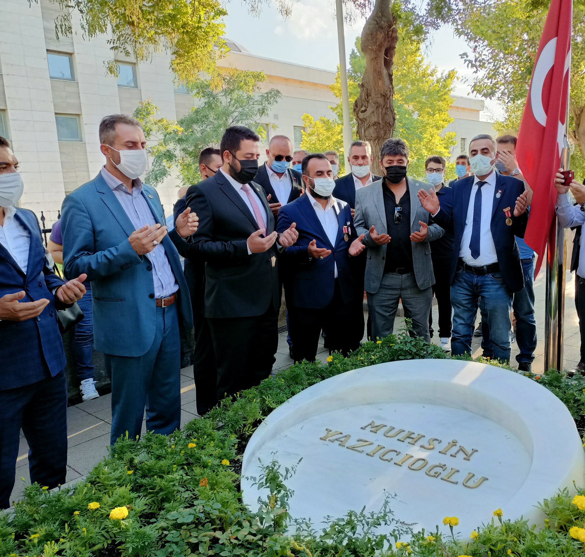 Genel Baskanimiz (Gazi) Lokman Aylar ve Kahraman Gazilerimiz 19 Eylül Gaziler Günü Programi kapsaminda, Türk Milletinin gönlünde müstesna bir yere sahip olan Sehit Lider Muhsin Yazicioglu'nun kabrini ziyaret ettiler.
