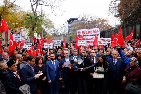Almanya'nin Ankara Büyükelçiligi önünde Almanya'yi protesto etti.