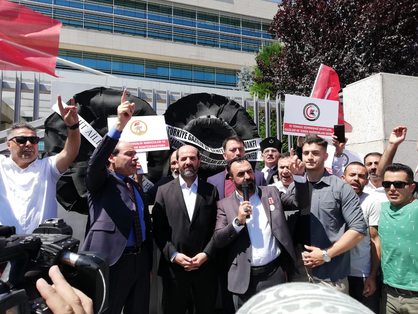 ANAYASA MAHKEMESININ ALMIS OLDUGU KARARI PROTESTO ETTIK...