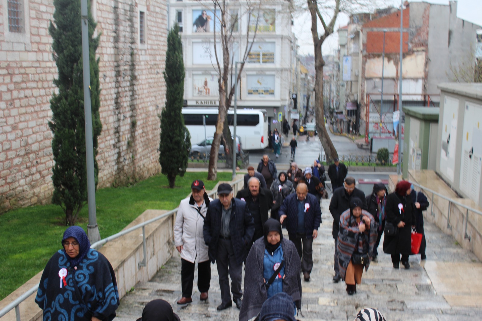 Fatih Camii ve Külliyesi ile Külliyenin içinde bulunan ve torunu olmaktan onur ve gurur duydugumuz Fatih Sultan Mehmet Han ile Plevne kahramani Gazi Osman Pasa'nin kabirlerini ziyaret ettik.