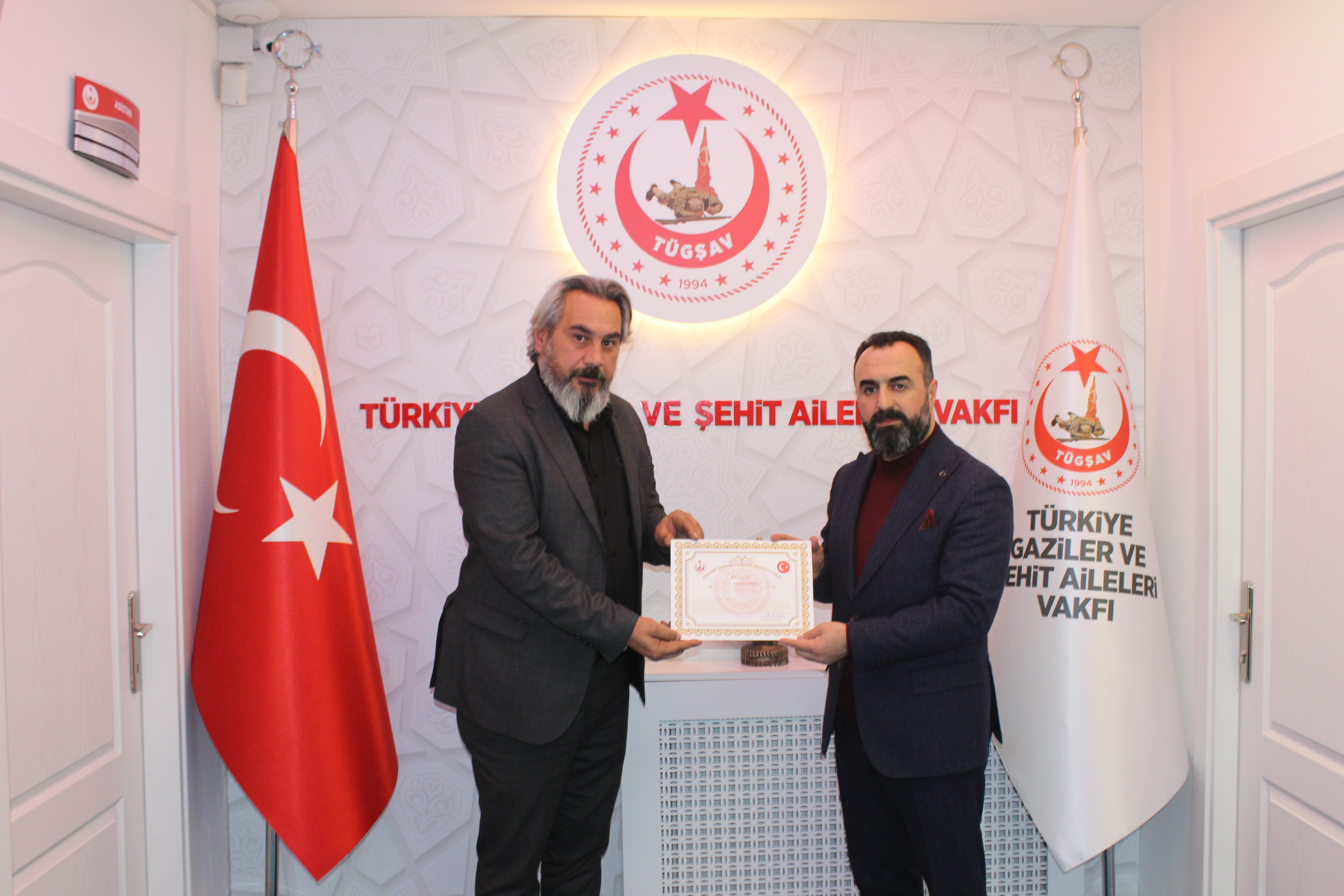 13.OLAGAN GENEL KURULUMUZDA VAKFIMIZIN YÖNETIM KURULU  ÜYESI GÖREVINE GETIRILEN GAZI DURAK DENIZ BEYFENDIYE MAZBATASI GENEL BASKANIMIZ TARAFINDAN TAKDIM EDILDI.