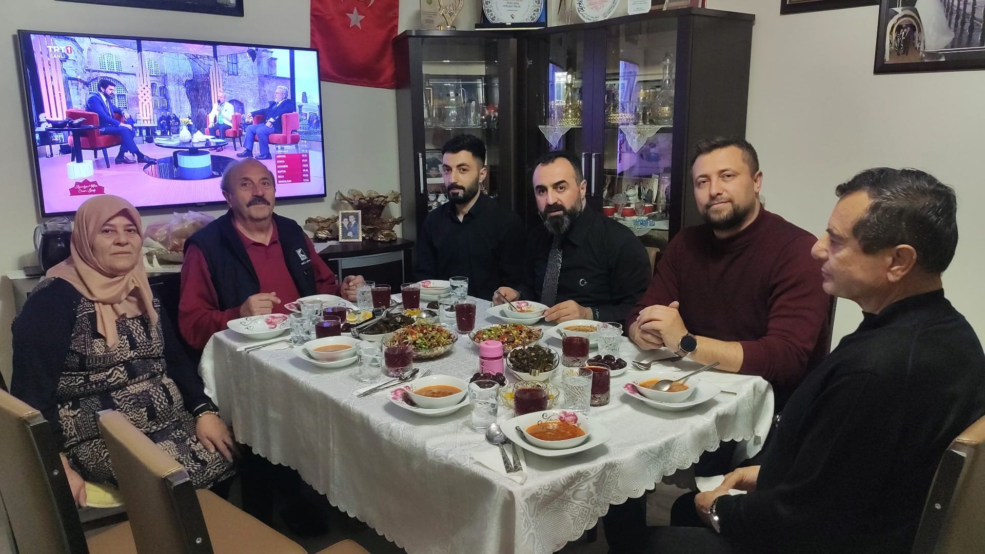 YK ÜYELERIMIZ ILE BIRLIKTE 2016 YILI NUSAYBIN'DE SEHIT DÜSEN ASTSUBAY ARIF ÇAKIR'IN IFTAR SOFRALARINA MISAFIR OLDUK.AZIZ SEHIDIMIN KIYMETLI AILESINE TESEKKÜR EDERIZ.