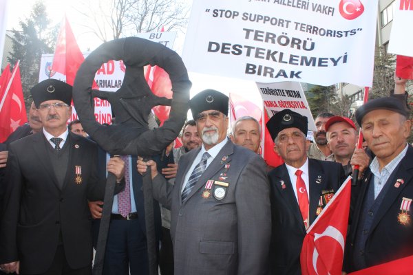 Sehit Aileleri ve Gazilerden Belçika'ya Siyah Çelenkli Protesto