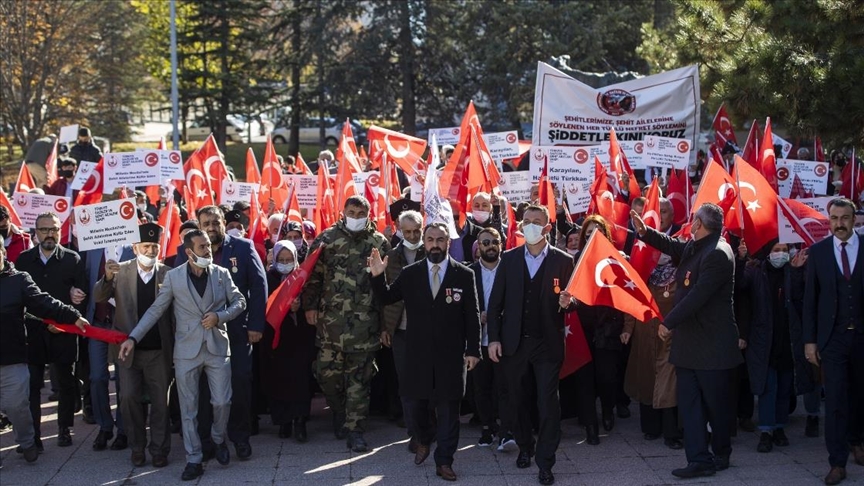 Sehit yakinlari ve gazilerden TBMM önünde IYI Parti'li Türkkan'a tepki