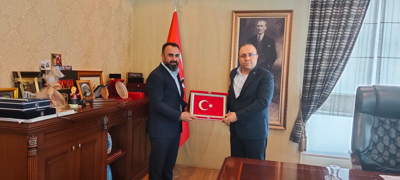 Keçiören Kaymakami Sn Mehmet AKÇAY'i ziyaret ettik. Hassasiyeti, misafirperverligi ve Vakfimiz çalismalarina destekleri için Sn. Kaymakamimiza tesekkür ederiz.