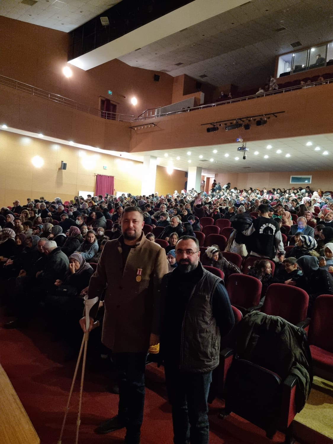 SEHIT YAKINI VE GAZILERIMIZIN YOGUN KATILIMIYLA ISTIKLAL TIYATRO OYUNUNU IZLIYORUZ.
