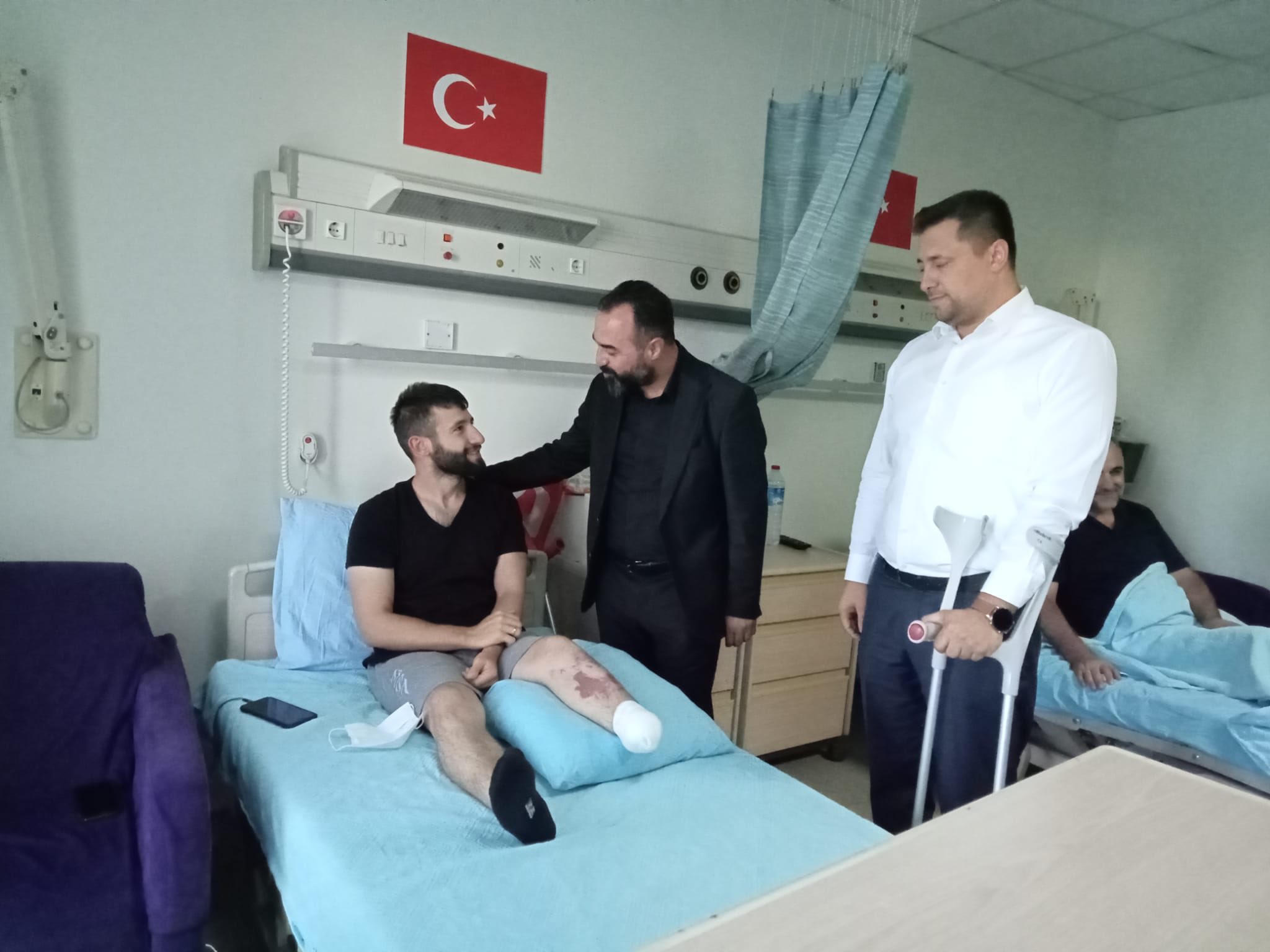 Bilkent Rehabilitasyon Merkezinde tedavisi devam eden gazilerimizi ziyaret ederek, kahramanlarimizin Gaziler Gününü kutlayip, onlar için özel yaptirdigimiz gömlekleri hediye ettik.  Uzvum olmadan da yasarim ama vatansiz yasayamam diyen yigitlerin hakkini 