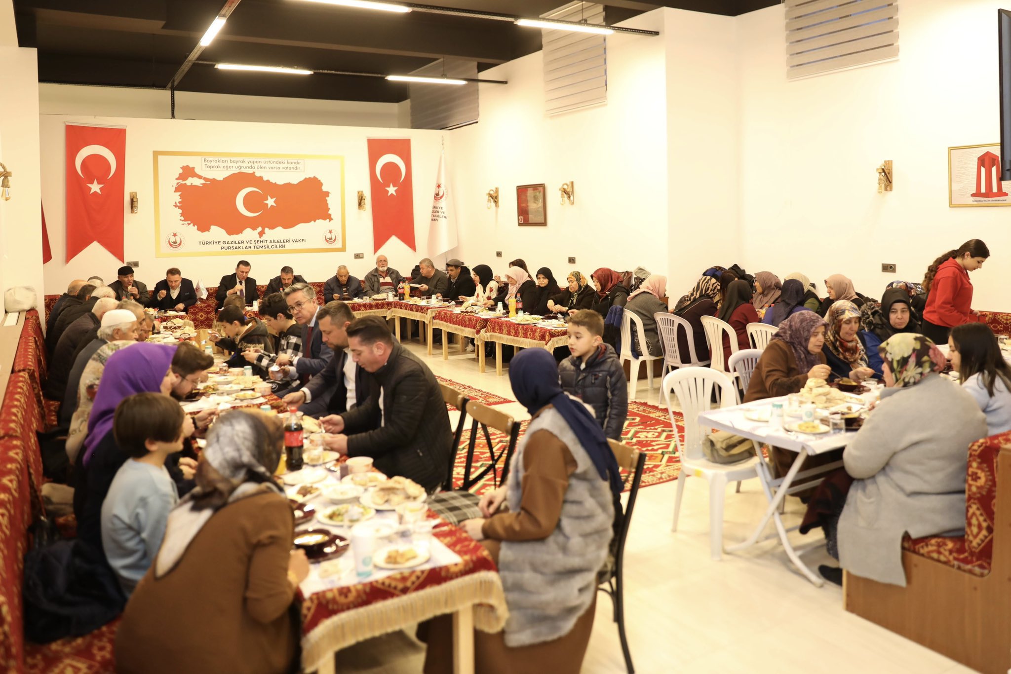 AZIZ SEHITLERIMIZIN KIYMETLI AILELERI ILE BIRLIKTE PURSAKLAR TEMSILCILIGIMIZDE BIR ARAYA GELDIK.YEMEGIMIZE ESLIK EDEN PURSAKLAR BELEDIYE BASKANI VE PURSAKLAR KAYMAKAMINA TESEKKKÜR EDERIZ.
