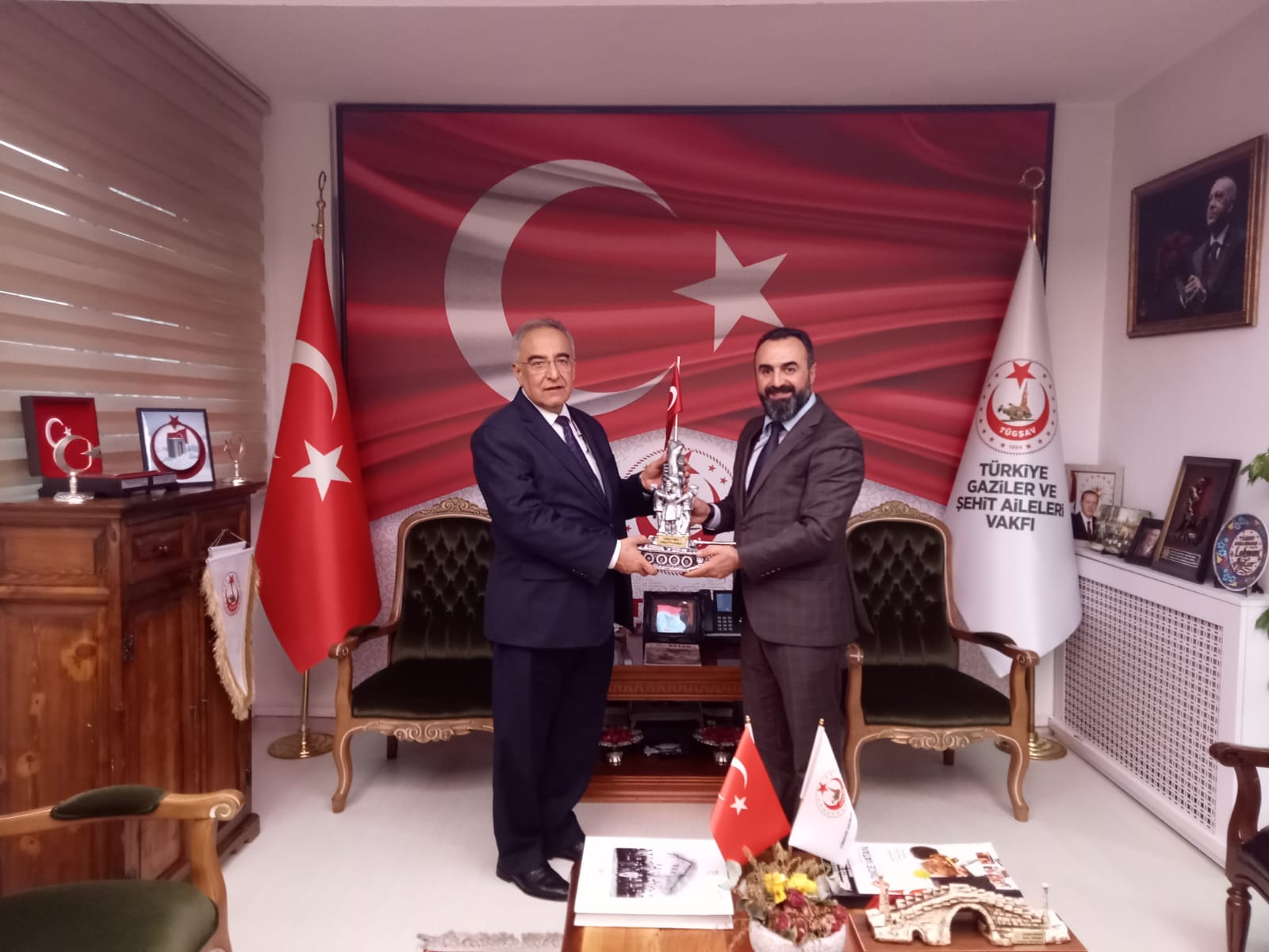 ADIYAMAN ÜNIVERSITESI REKTÖRÜ PROF.DR.M.TURGUT VAKFIMIZI ZIYARET ETTILER.