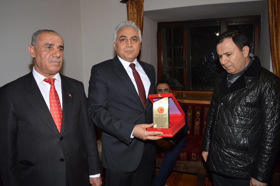 Sn. Dr. Ömer URHAL Beyefendiye Vakif Plaketimizi Taktim Ettik 