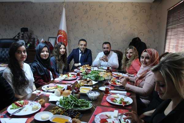 Ülkemizde Ögrenim gören farkli ülkelerden  misafir ögrencilerimizle kahvaltida bulustuk.