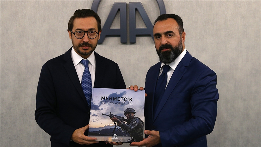 Türkiye Gaziler ve Sehit Aileleri Vakfindan Anadolu Ajansina ziyaret Türkiye Gaziler ve Sehit Aileleri Vakfi Genel Baskani Lokman Aylar ve yönetim kurulu üyeleri, Anadolu Ajansi (AA) Yönetim Kurulu Baskani ve Genel Müdürü Serdar Karagöz'ü ziyaret etti.