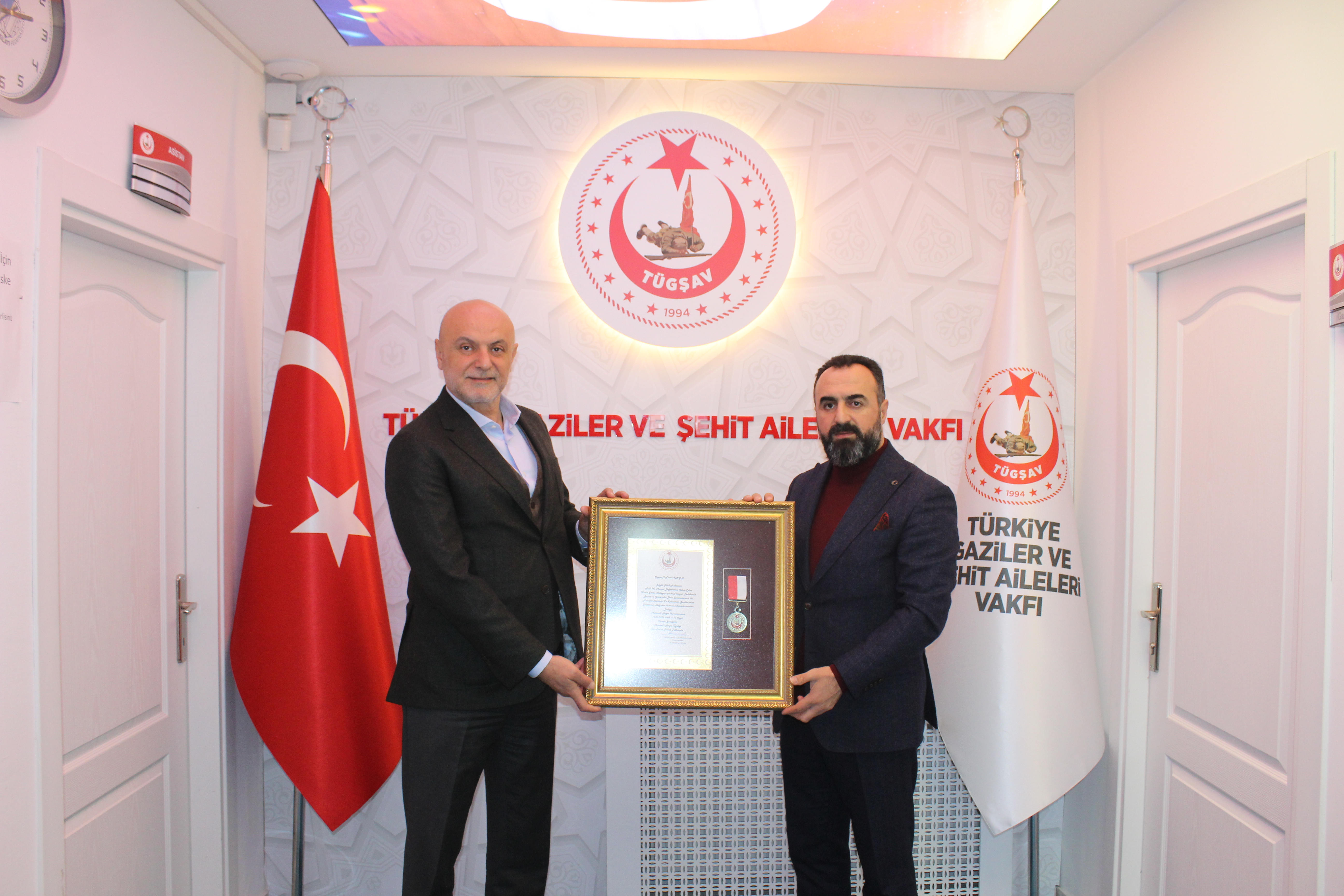 13.OLAGAN GENEL KURULUMUZDA VAKFIMIZIN YENI MÜTEVELLI HEYET ÜYESI GÖREVINE GETIRILEN FERAH KAYA BEYFENDIYE MAZBATASI GENEL BASKANIMIZ TARAFINDAN TAKDIM EDILDI.