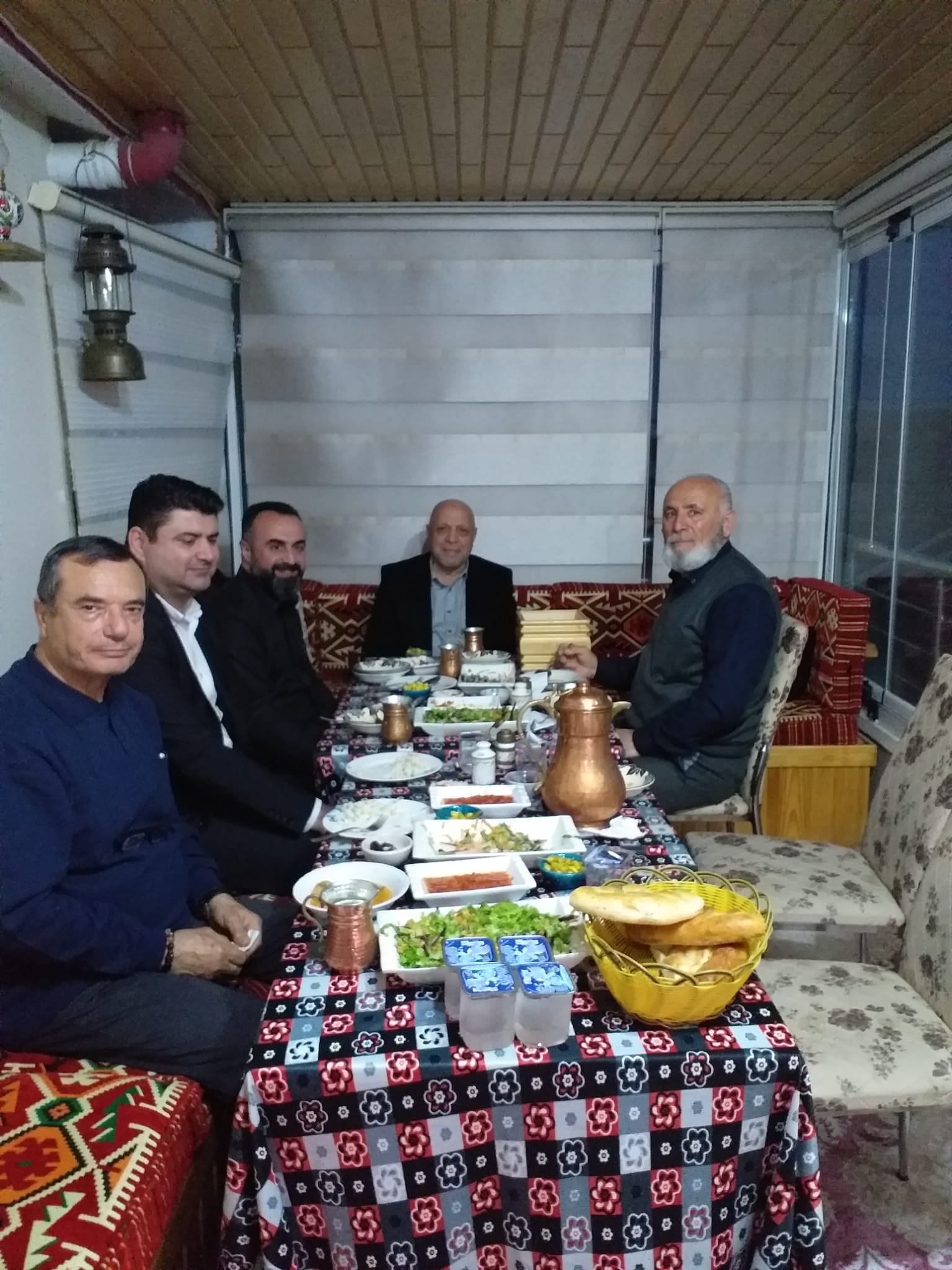 RAMAZAN AYININ BIRLIK VE BERABERLIGINI SEHIT AILELERIMIZIN SOFRALARINDA YASIYORUZ.SEHIDIMIZ BAYRAM KAVCI'NIN KIYMETLI AILESININ SOFRASI BEREKETLI OLSUN.