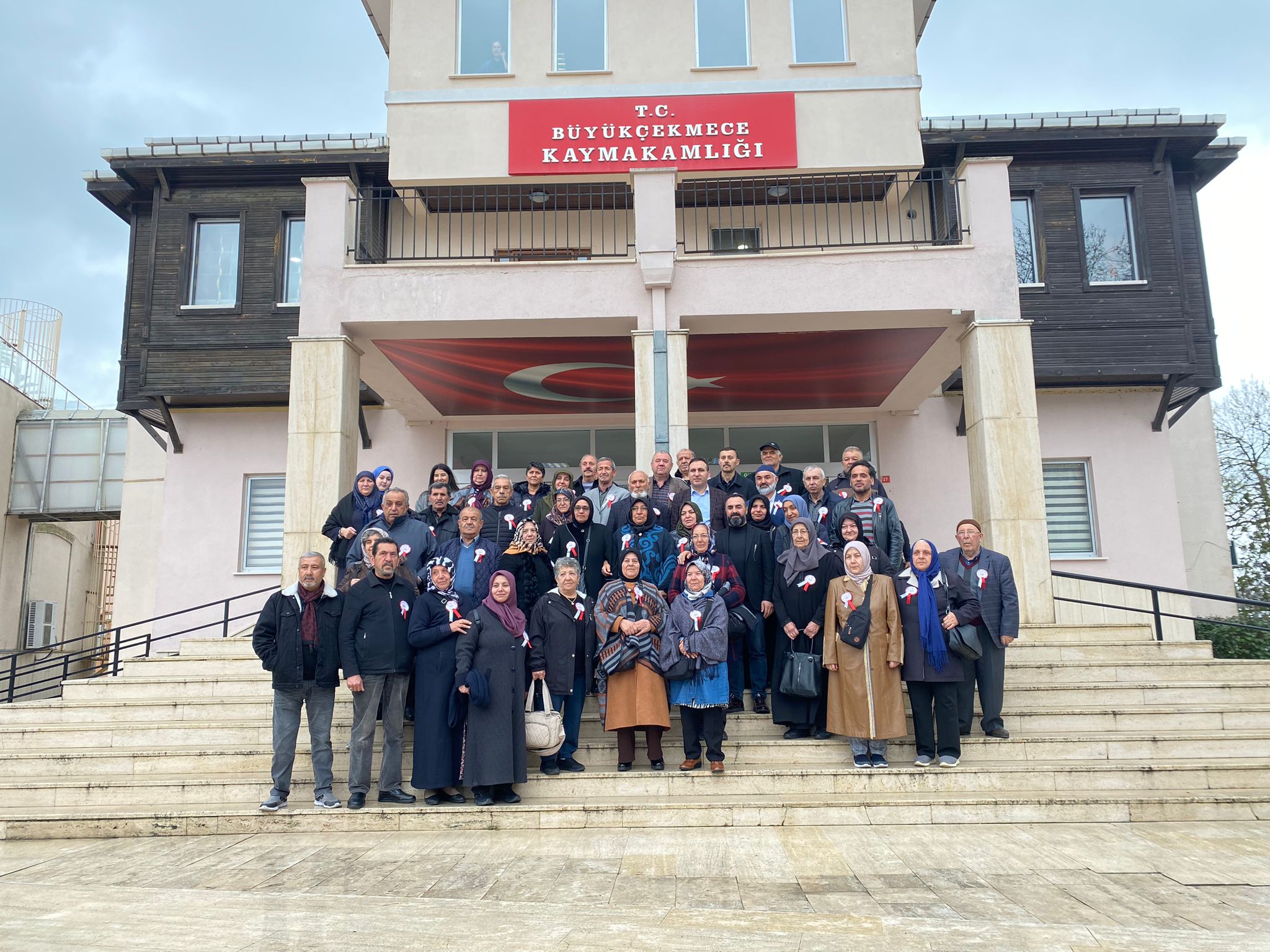50 Sehit Anne Ve Babasi Ile Birlikte Yaptigimiz Istanbul Gezisinde, Ayasofya'da Sabah Namazini Kildiktan Sonra, Bize Ev Sahipligi Yapan Büyükçekmece Kaymakami Ali Ikram Tuna'yi Ziyaret Ettik. 