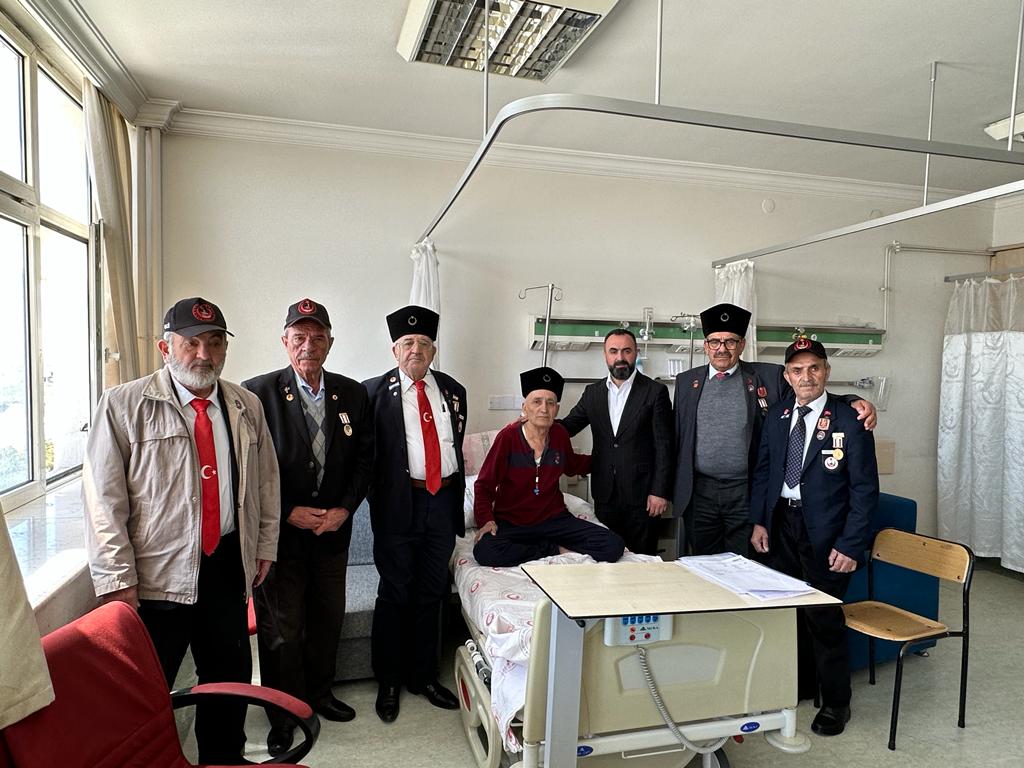 Kibris Gazimiz Mehmet Koç amcamizi tedavi gördügü GATA hastanesinde muharip silah arkadaslari ile birlikte ziyaret ettik ve yarin gerçeklesicek olan ameliyeti için sifa dileklerinde bulunduk. Gazimize Acil sifalar ve uzun ömürler dileriz