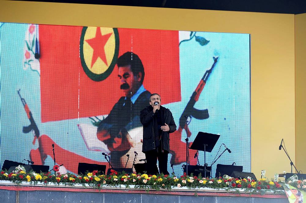 APO BEBEK KATILI BIR TERÖRISTTIR, ONA GÜZELLEME YAPANDA TERÖRISTTIR. 