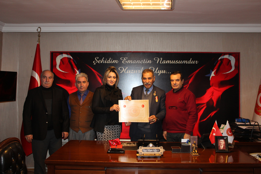 Izmit  Sube Baskani (Gazi) Yunus Coskun Beyefendiye Mazbatasini Teslim Ettik