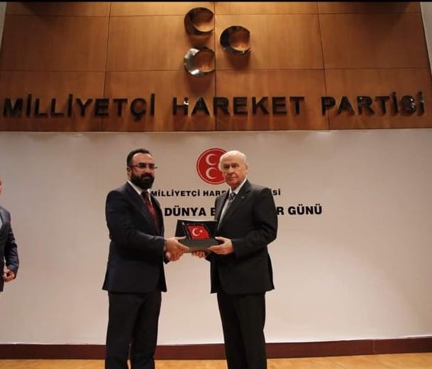 Sayin Devlet Bahçeli Beyden yilin en iyi STK ödülünü aldik. 