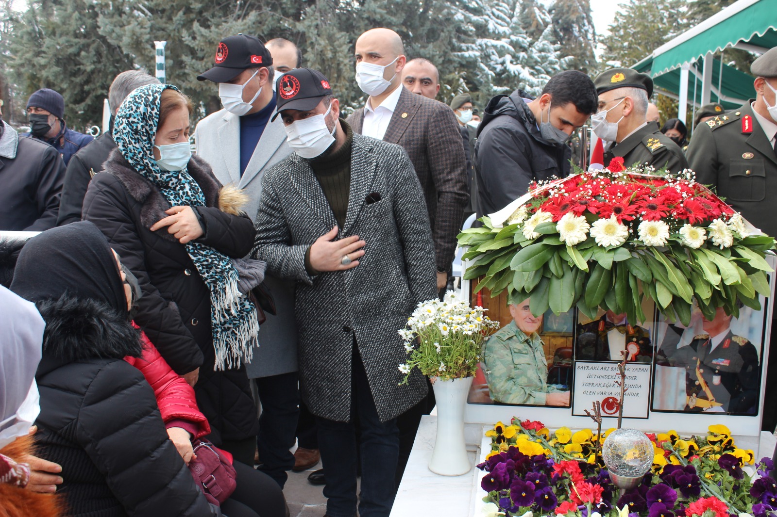 Genel Baskanimiz (Gazi) Lokman Aylar Bitlis'te kirima ugrayarak düsen helikopterde sehit olan Korgeneral Osman Erbas ve sehitlerimiz adina okutulan mevlid programina katilim sagladi.