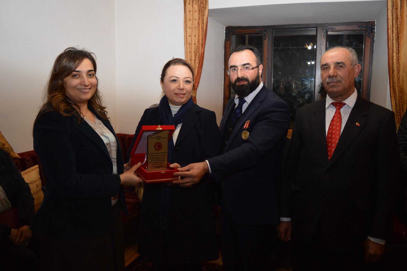 Prof. Dr. Aysun Bay Karabulut Hanimefendiye Tesekkür Plaketimizi Verdik