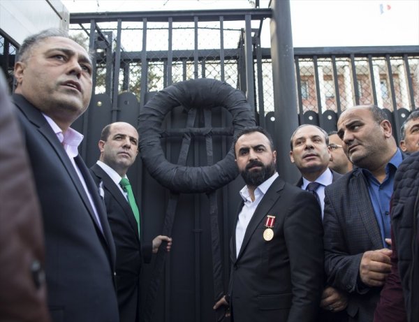 Sehit aileleri ve gazi yakinlari, Fransa'yi protesto etti