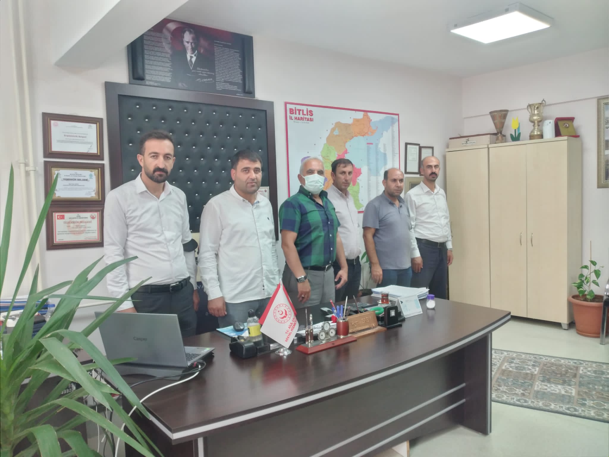 Sube Baskanimiz Sayin Yusuf ÖZDEMIR ve Yönetim Kurulu üyeleriyle beraber Bitlis Sosyal Hizmet Merkezi Müdürü Sayin Veysi EREM beyi makaminda ziyaret ettiler.