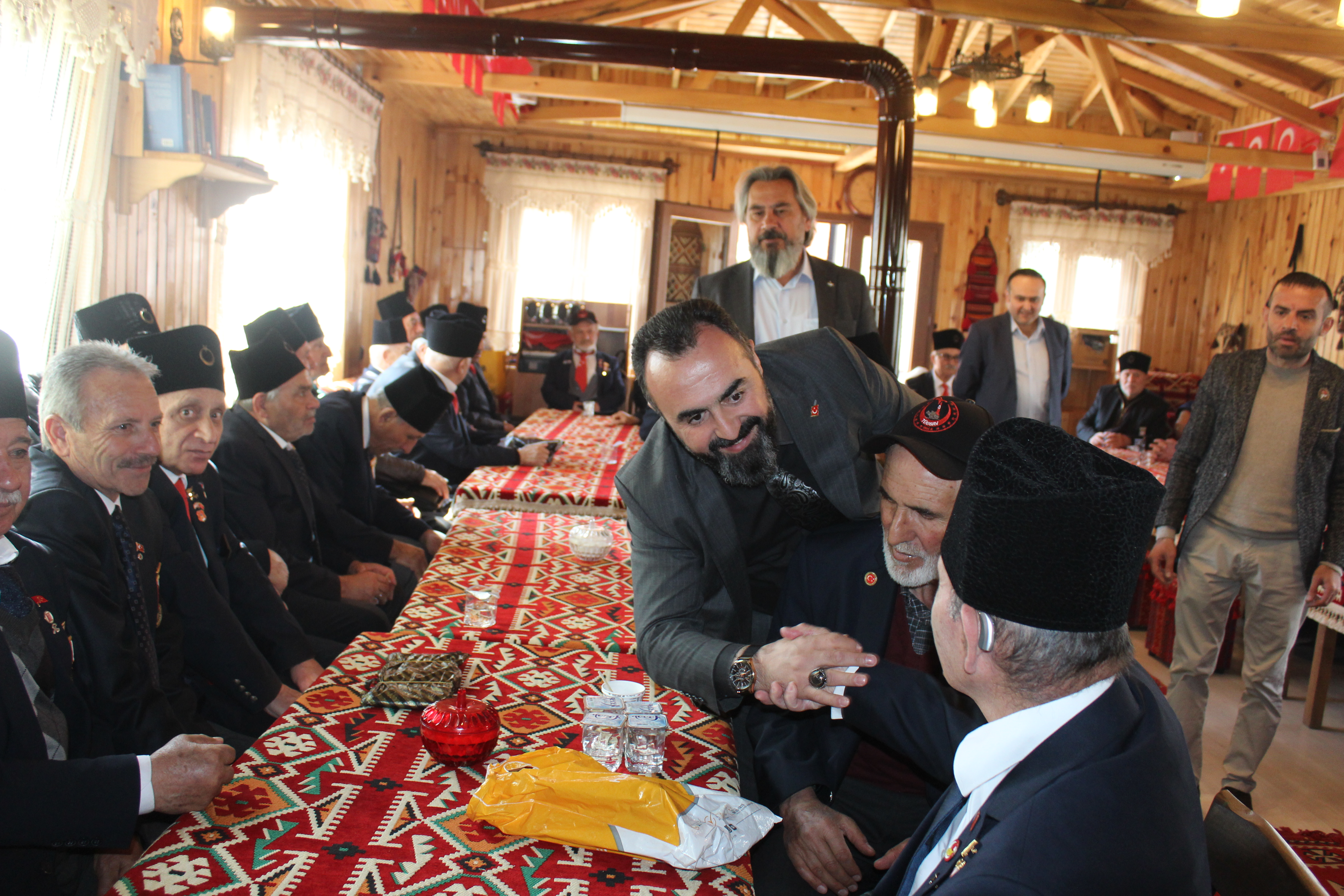 Kibris gazilerimiz ile  Vakif Genel Merkezimizde bayramlasarak, kahramanlarimizin ellerini öpüp, dertlestik.Sizler bizim yasayan Tarihimizsiniz.