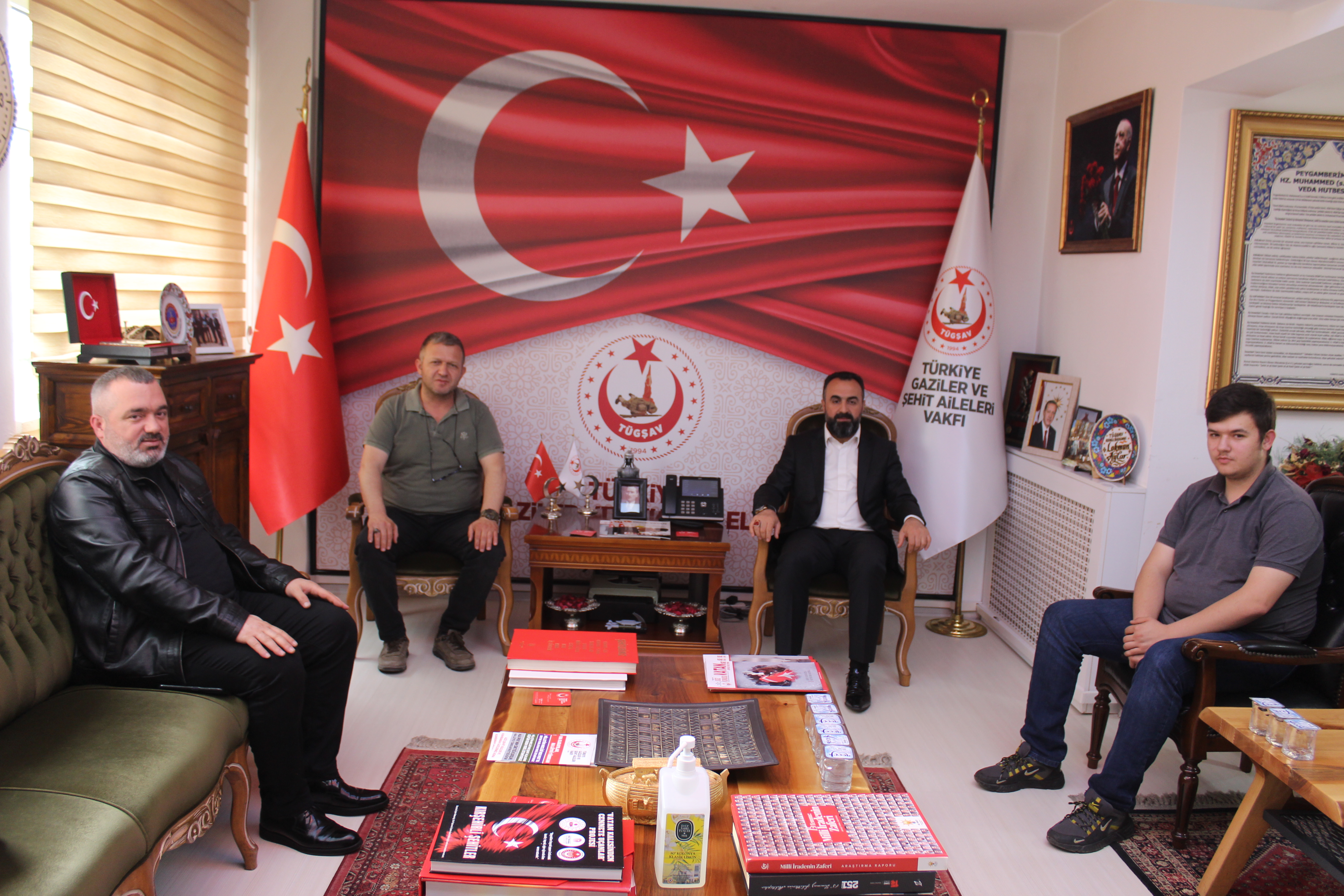 Is insani Recep Dilekmen ve beraberindekiler, Vakfimizi ziyaret ederek Genel Baskanimiz Gazi Lokman AYLAR le bir araya geldiler. Nezaket ziyaretleri için kiymetli misafirlerimize tesekkür ederiz.