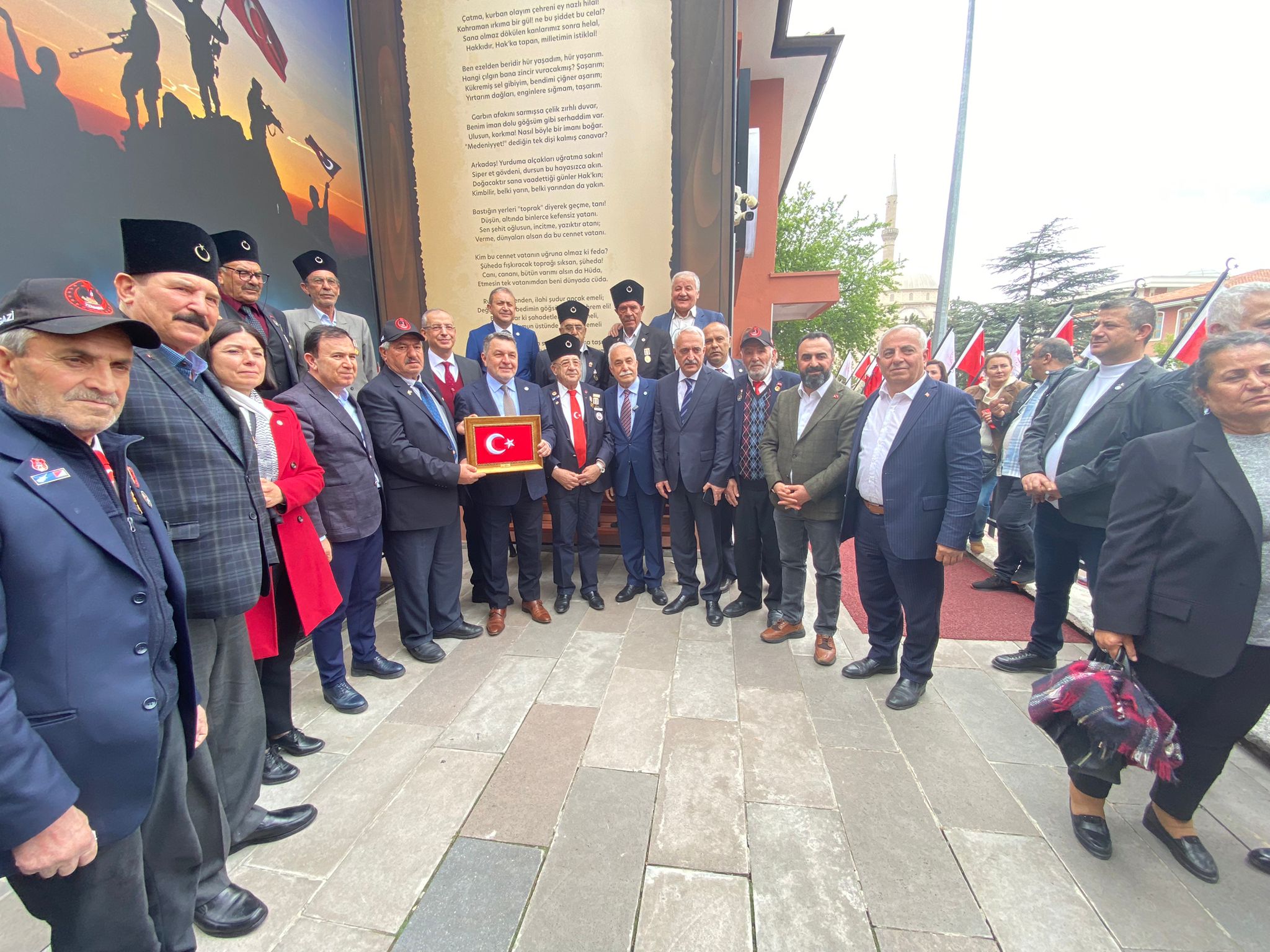 Vakfimizi ziyaret ederek sehit yakini ve gazilerimizin taleplerini dinleyen IYI Parti Milletvekili adaylarina nazik ziyaretleri için tesekkür ederiz.