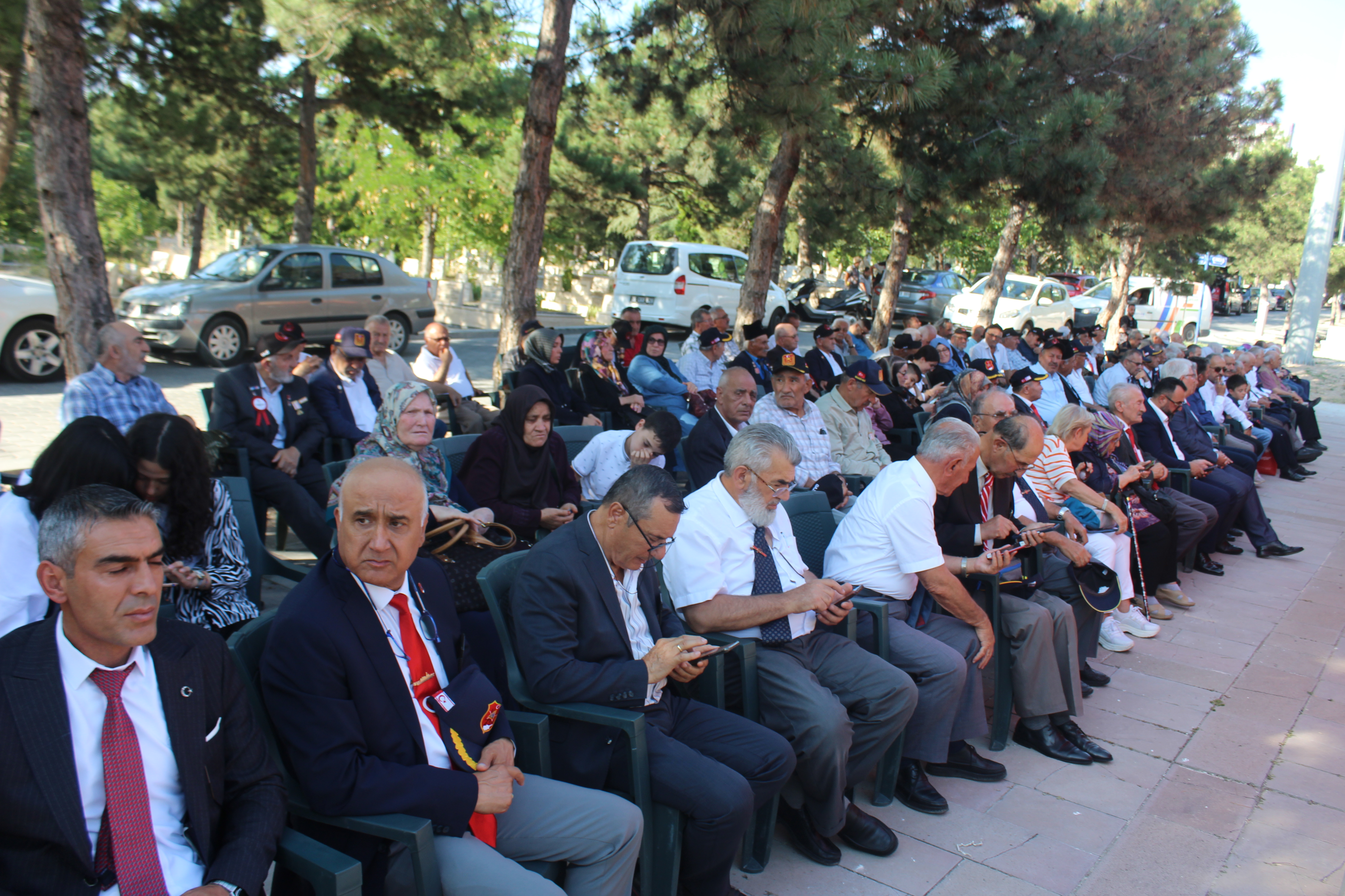 20 Temmuz Kibris Baris Harekati yildönümü vesilesi ile Kibris Muharip Gaziler Mezarliginda anma programi düzenleyerek, Kibris'i ebediyen Türk yurdu kilan yigitleri andik.