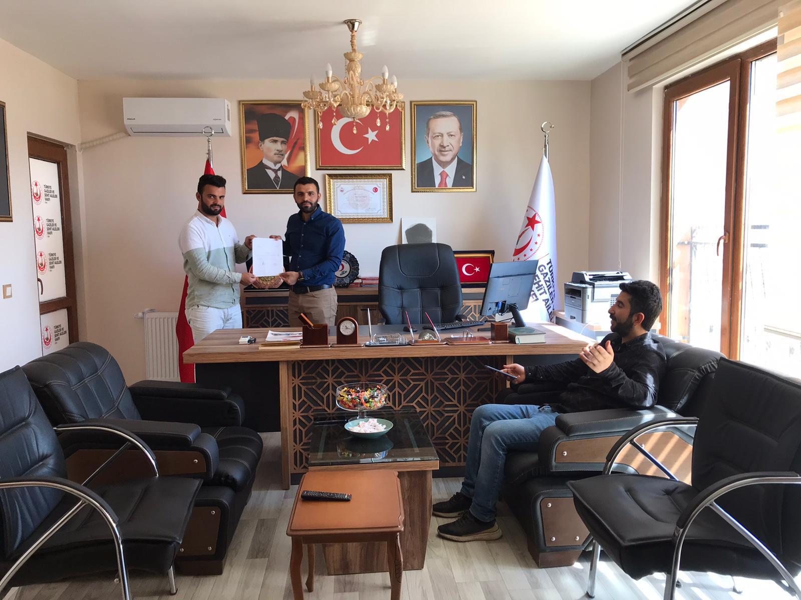 vakfimizi ziyaret ederek sehit ve gazi ailelerimize lastik park bayimizden % 25 indirim arti migros alisveris çeki hediyemizdir diyen sayin derbas beye tesekkür ederiz
