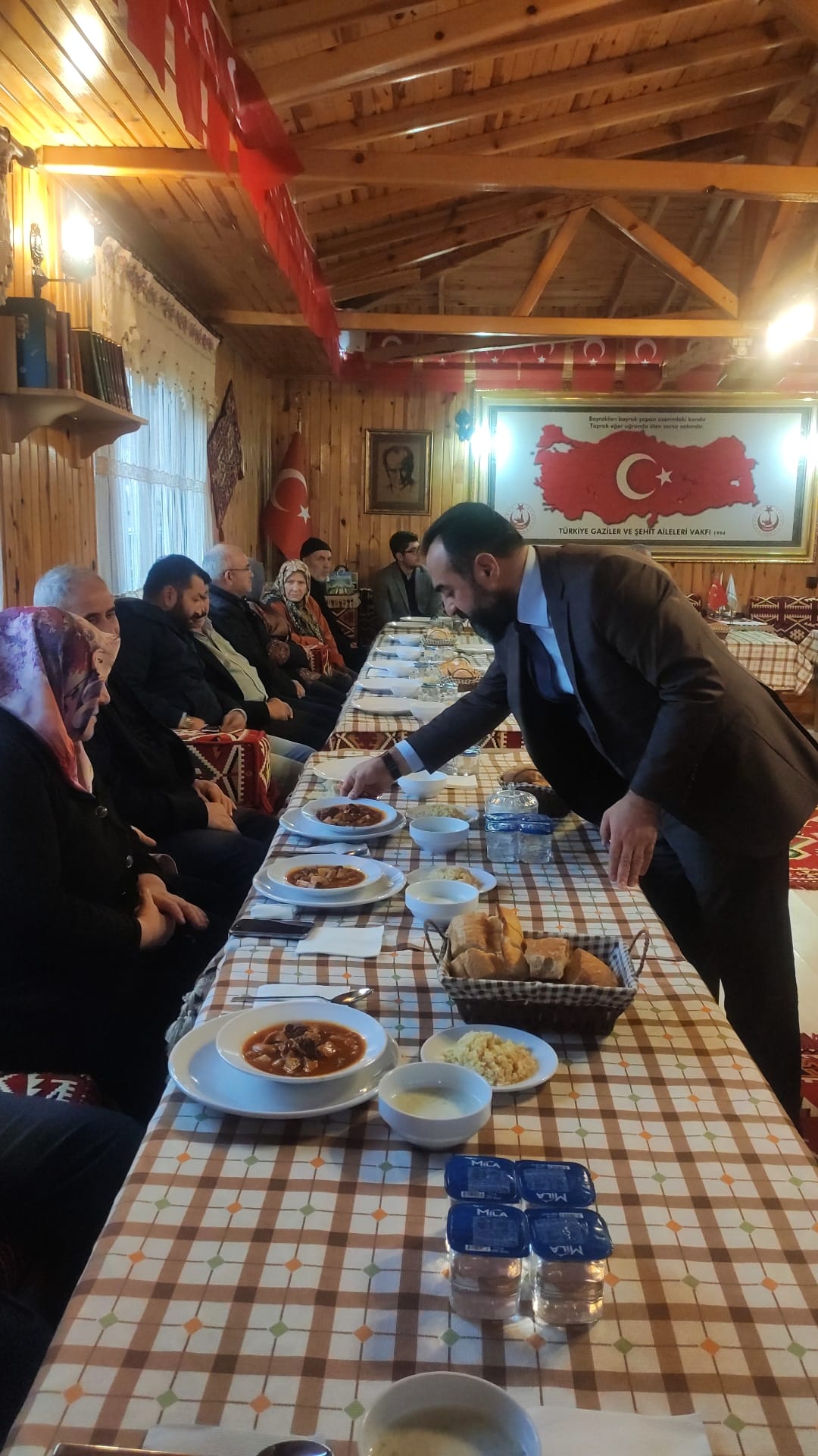 SEHITLERIMIZIN KIYMETLI EMANETLERI; AILELERINI VAKFIMIZDA AGIRLADIK.