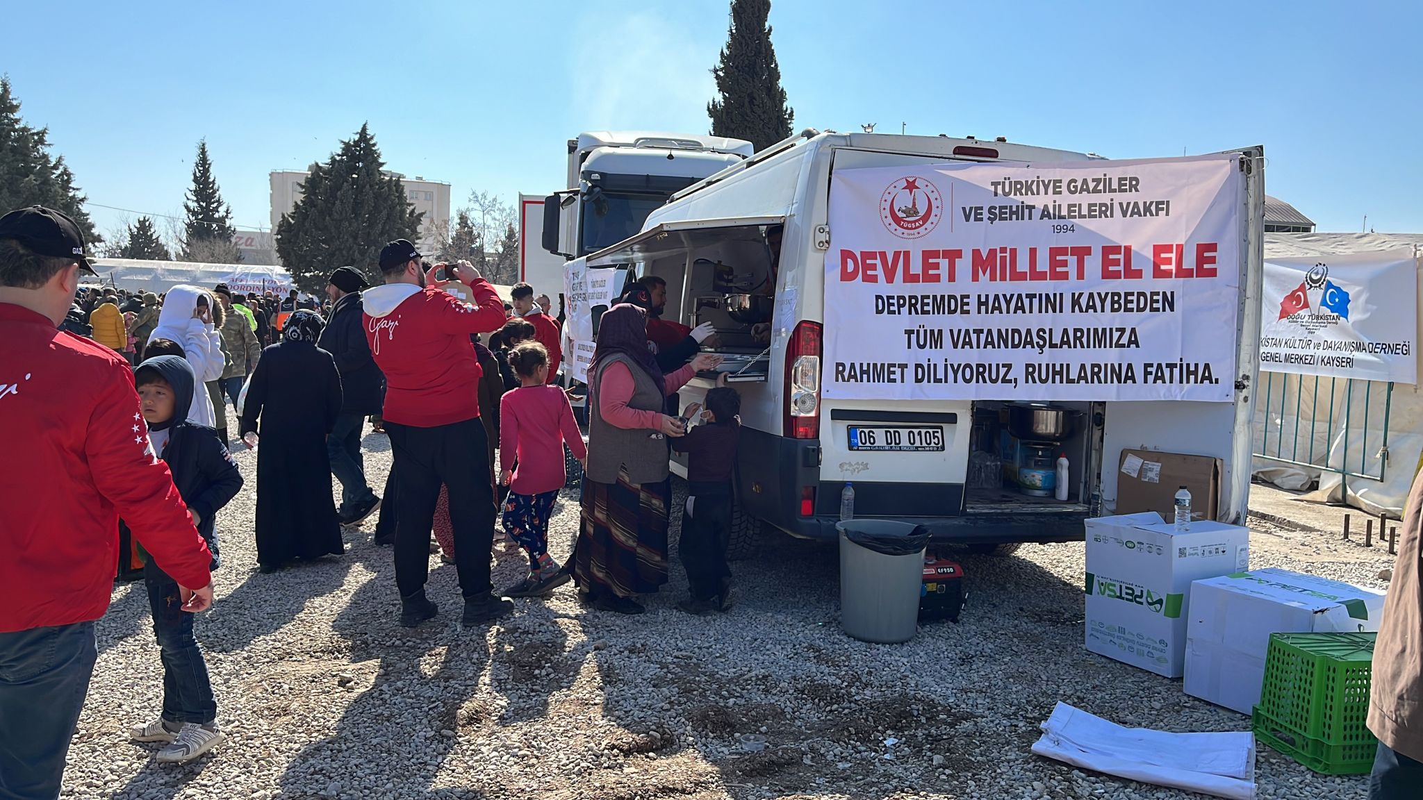 KAHRAMANMARAS'TA DEPREMZEDE KARDESLERIMIZE SEHITLERIMIZ ADINA LOKMA DAGITIYORUZ.