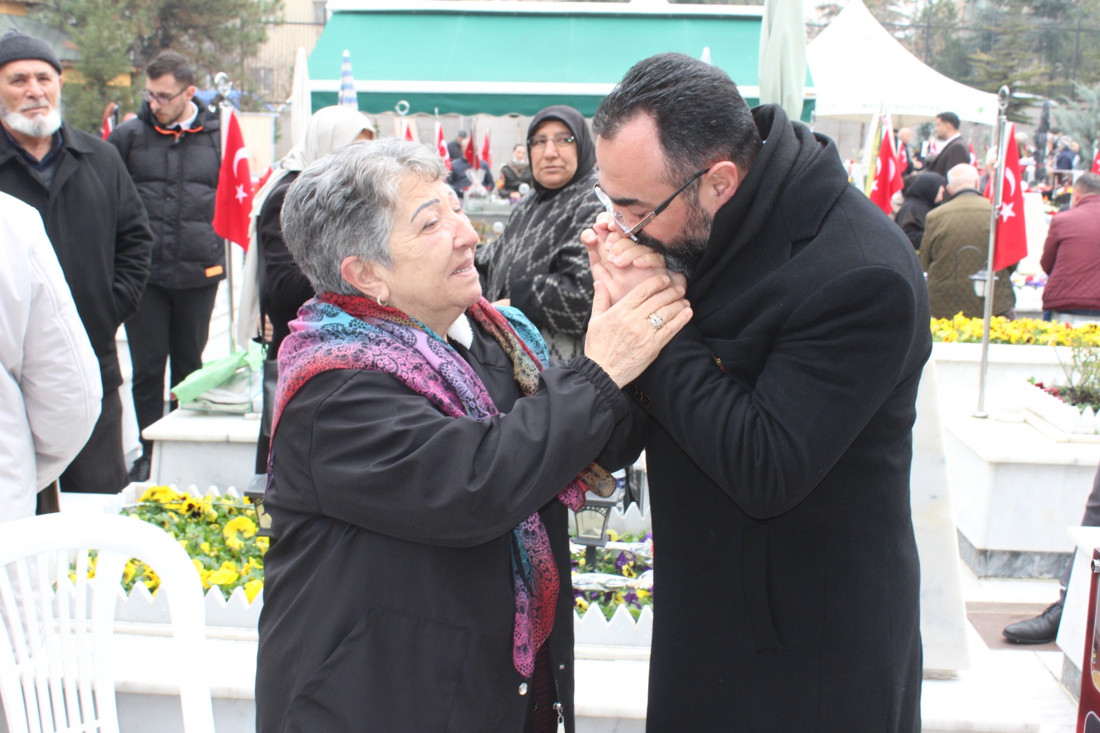 18 MART ÇANAKKALE ZAFERI SEHITLERI ANMA GÜNÜNDE CEBECI SEHITLIGINDE MEVLIT OKUTUP,SEHIT AILELERI ILE KUCAKLASARAK ONLARA HEDIYELER TAKDIM ETTIK.SIZLER GÖZÜMÜZÜN NURUSUNUZ