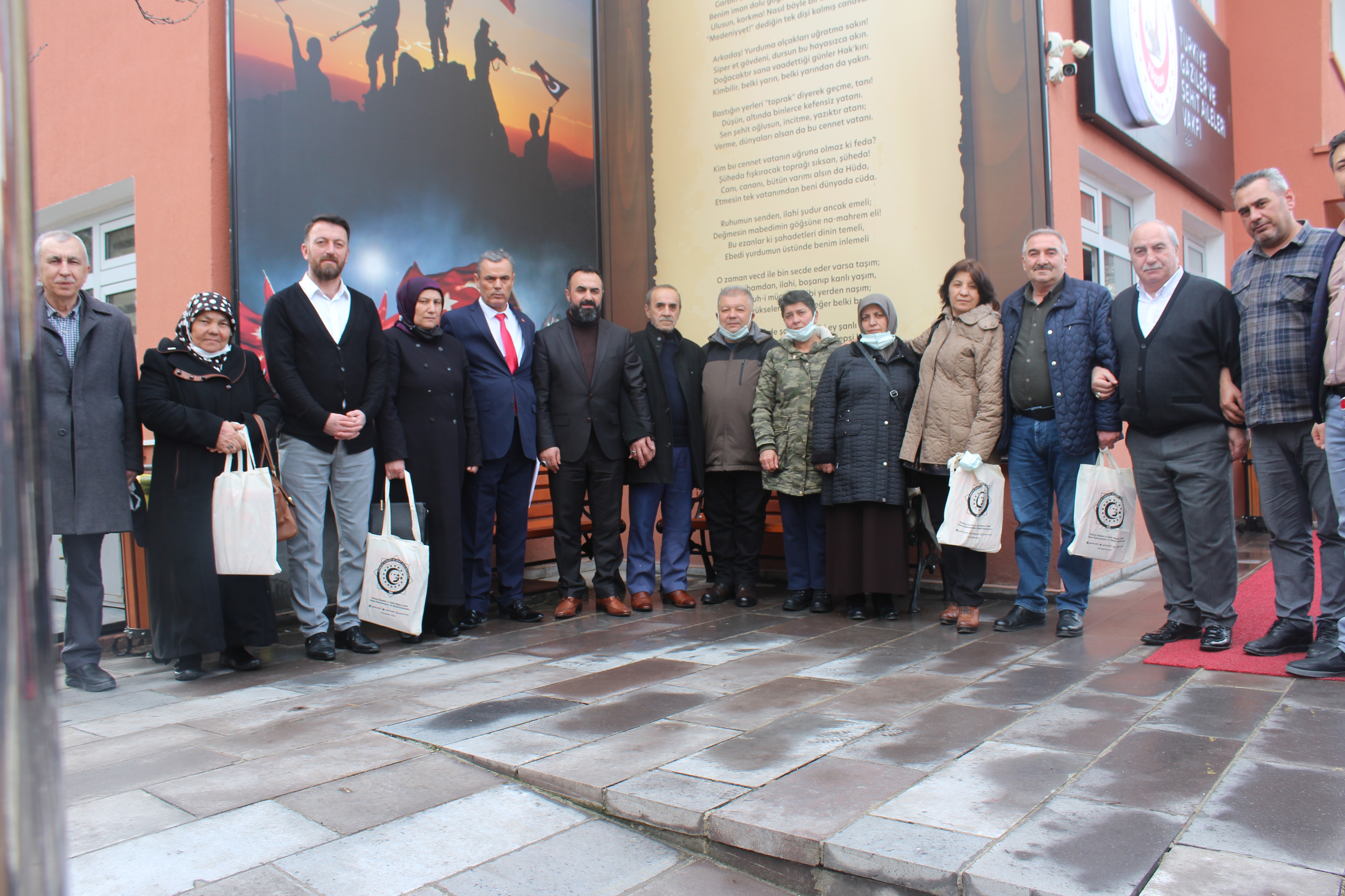 Aziz sehitlerimizin kiymetli ailelerini genel merkezimizde misafir ederek, fikir alis verisinde bulunarak her biri ayri birer kahraman olan sehitlerimizin hayatlarini dinledik.  Aziz Sehitlerimiz ve Gazilerimiz bizim kirmizi çizgimizdir.