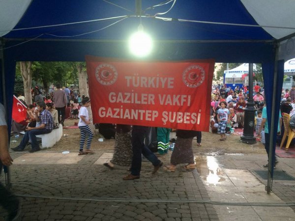 Türkiye Gaziler ve Sehit Aileleri Vakfi Gaziantep Subesi Demokrasi Çadirinda...  Nöbetteyiz!!!