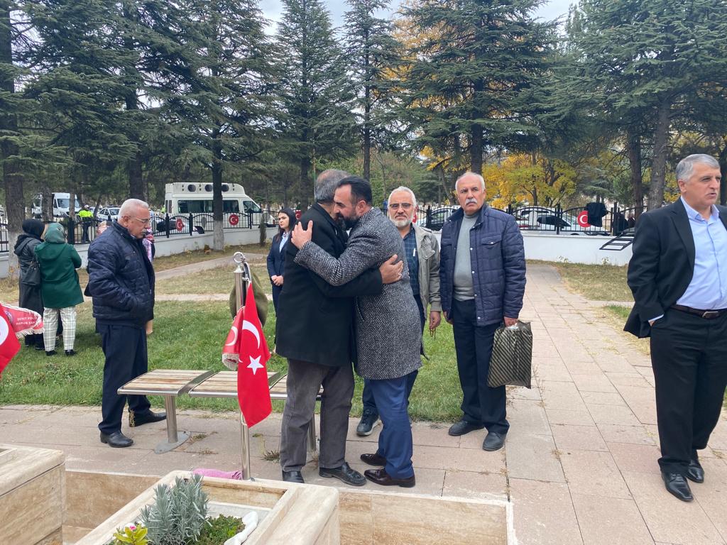  SEHIT POLIS MEMURU FERHAT KOÇ'UN NAASININ DEFIN TÖRENINDE YANINDAYDIK.