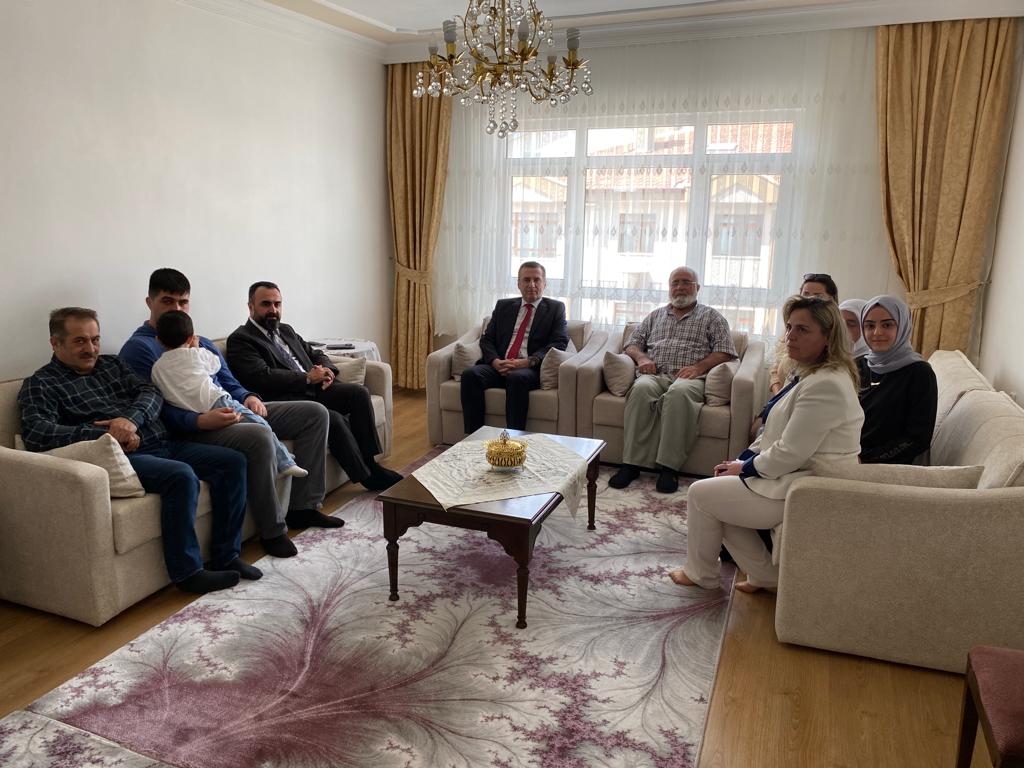 Bayram ziyareti için Genel Baskanimiz Gazi Lokman AYLAR'i evinde ziyaret eden Pursaklar Kaymakam'i Mehmet YILDIZ beyefendiye hassasiyetleri için tesekkür ederiz.
