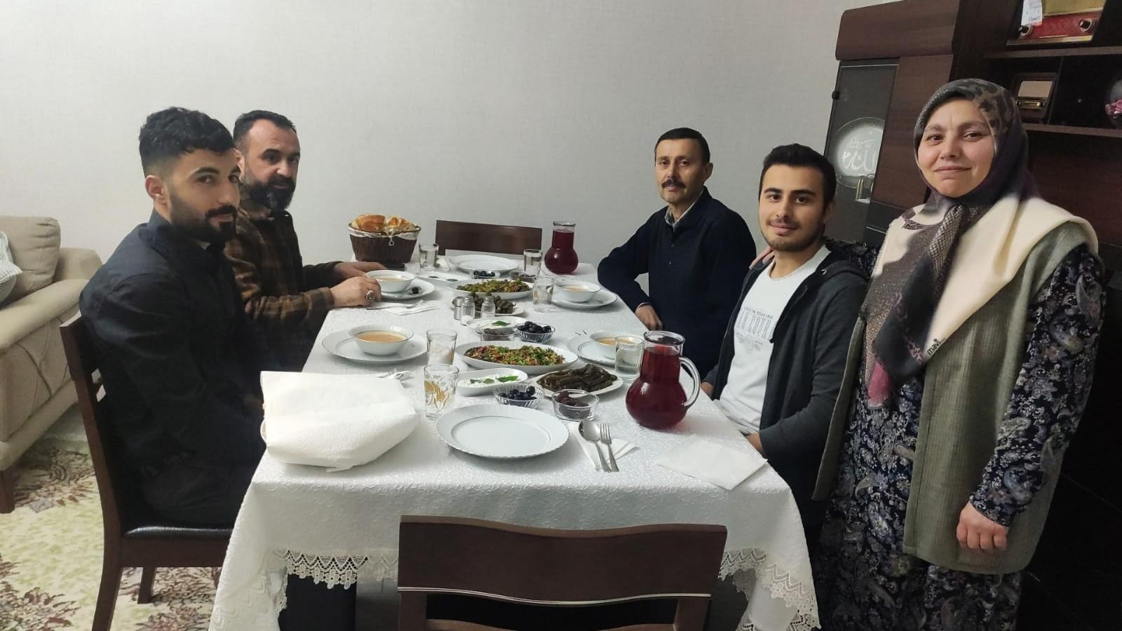 IZMIR'DE ASKERI EGITIM UÇAGININ DÜSMESI SONUCU SEHIT OLAN; PILOT ÜSTG.RESUL EKREM GÖKDOGAN'IN AILESININ IFTAR SOFRALARINA MISAFIR OLDUK. AZIZ SEHIDIMIZIN KIYMETLI AILESINE TESEKKÜR EDERIZ.