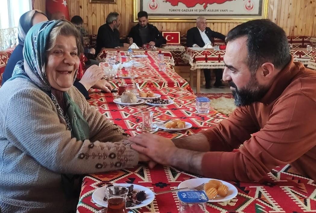 KIYMETLI ANNE VE BABALARIM;VATAN SIZE MINNETTAR.