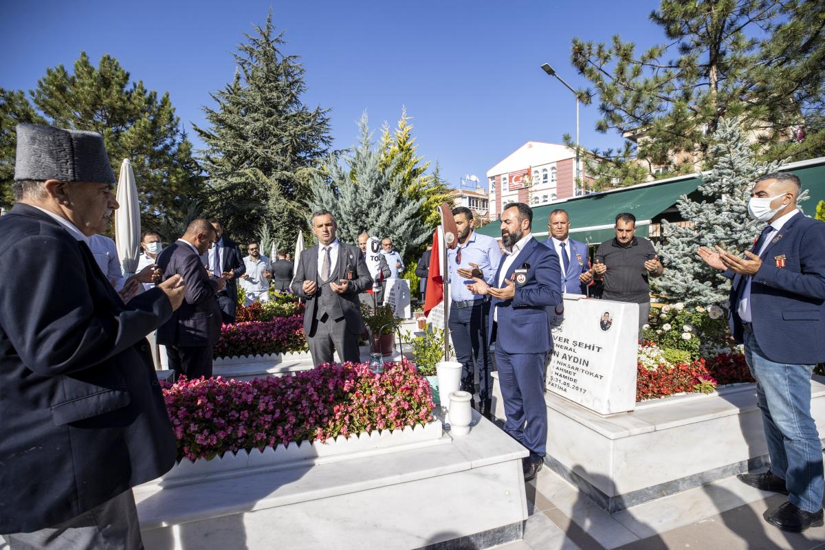Türkiye Gaziler ve Sehit Aileleri Vakfi Genel Baskani Lokman Aylar ile beraberindekiler 19 Eylül Gaziler Günü dolayisiyla Cebeci Askeri Sehitligi'ni ziyaret etti.
