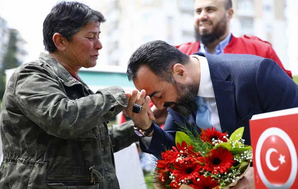 Sehit anneleri, Anneler Günü'nde, Mamak'taki Cebeci Askeri Sehitligi'nde bulunan ogullarinin mezarlarini ziyaret etti.Ogullarina duydugu özlemi, Cebeci Askeri Sehitligi'ne gelerek dindirmeye çalisti. Sehit anneleri, çocuklarinin kabri basinda dua etti.