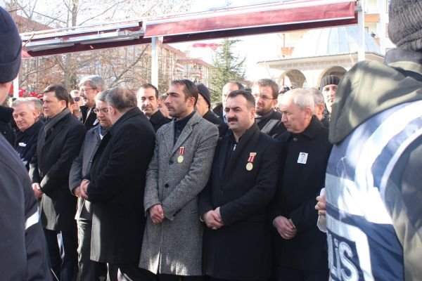 SEHIT  POLIS MAHMUT BILGIN CENAZESINE  GENEL BASKANIMIZ VE GÖNÜLLÜ KURUCULARIMIZLA KATILDILAR.